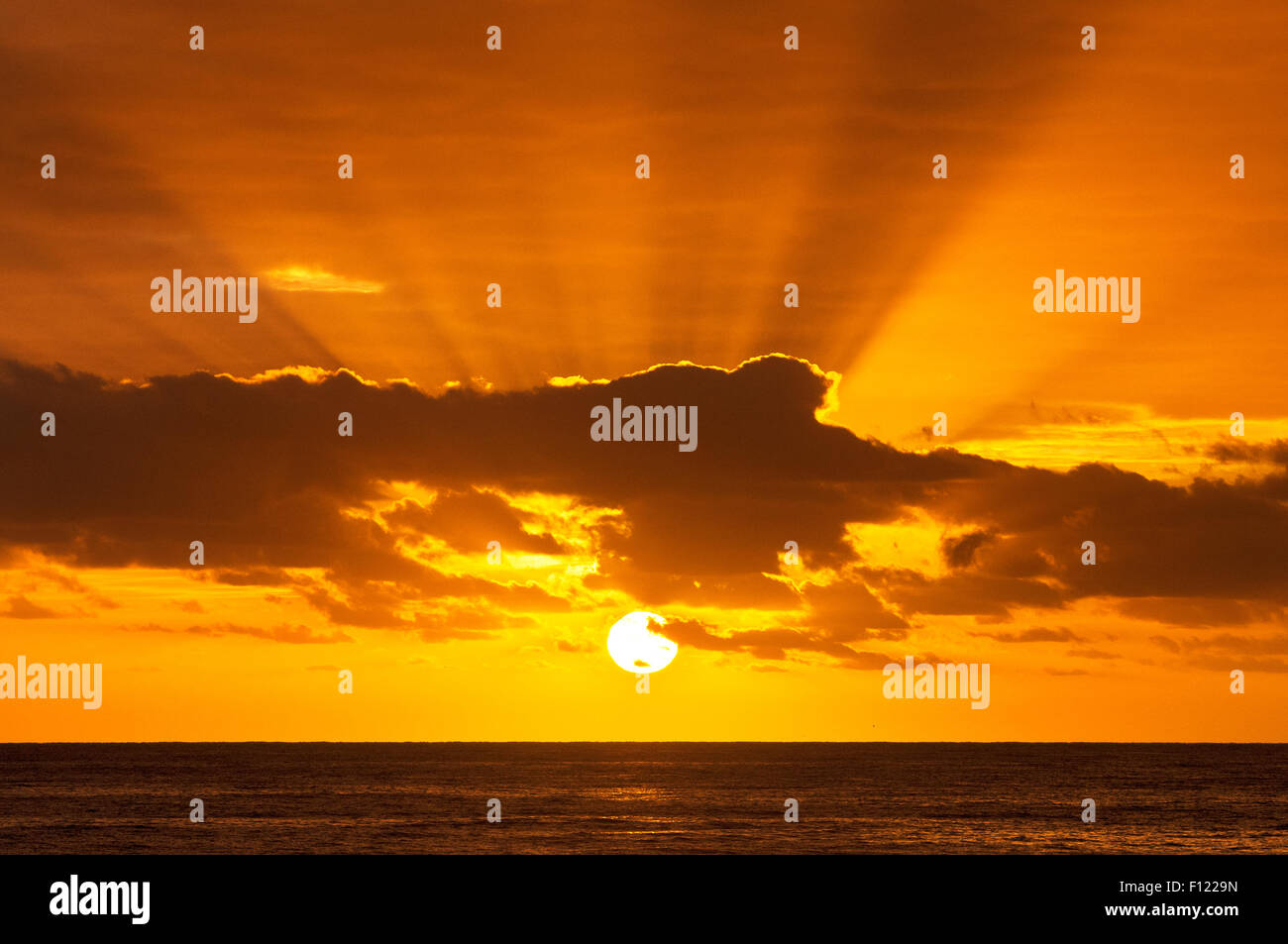 Farbenfrohen Sonnenaufgang über dem Meer. Stockfoto