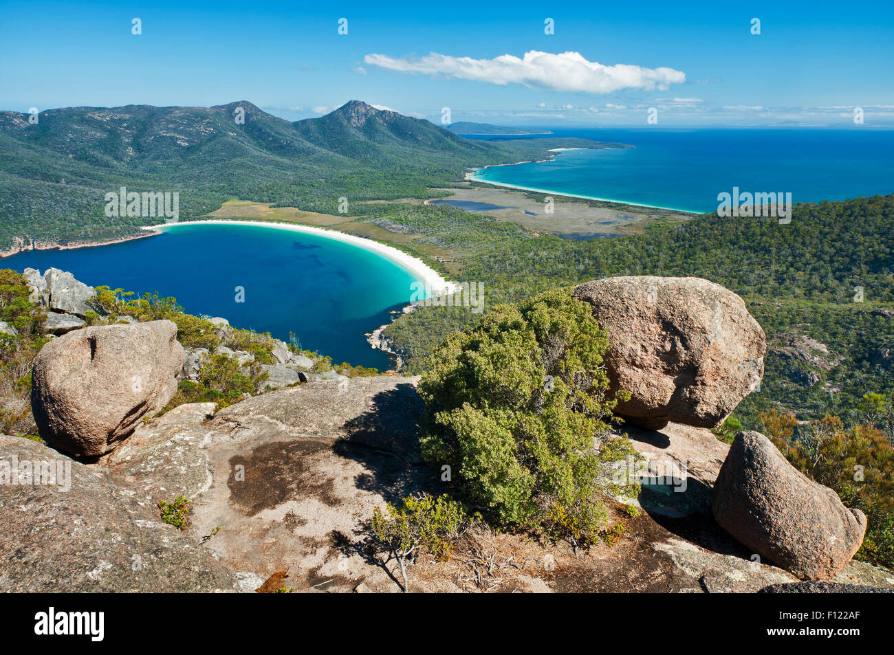 Blick vom Mount Amos über die berühmte Wineglass Bay. Stockfoto