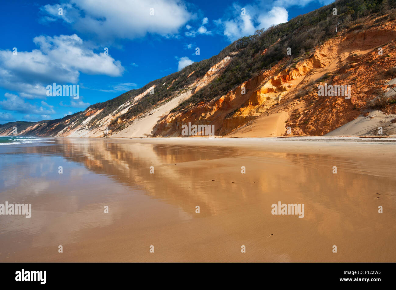 Farbige Sanddünen am Rainbow Beach. Stockfoto