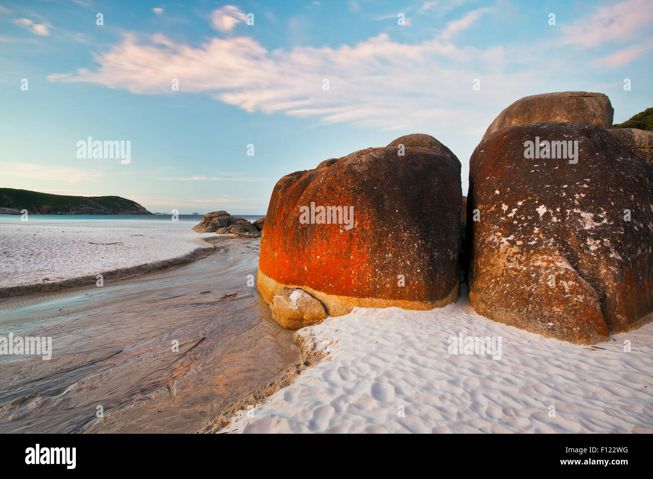 Flechten bedeckte Felsen in Squeaky Bay im Wilsons Promontory National Park. Stockfoto