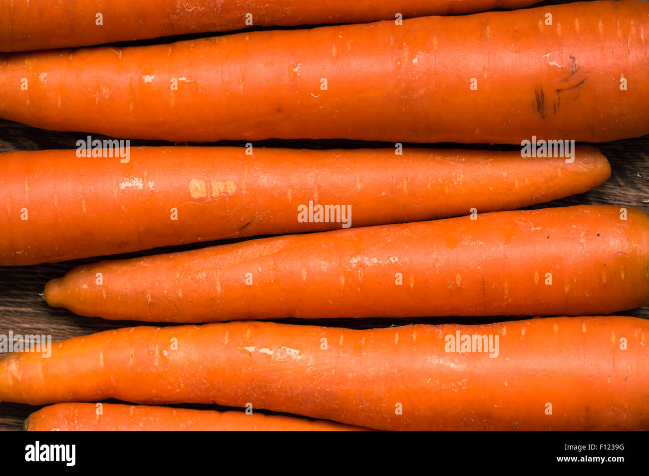 Karotten sind ein paar Stücke Draufsicht horizontal für Hintergrund Stockfoto
