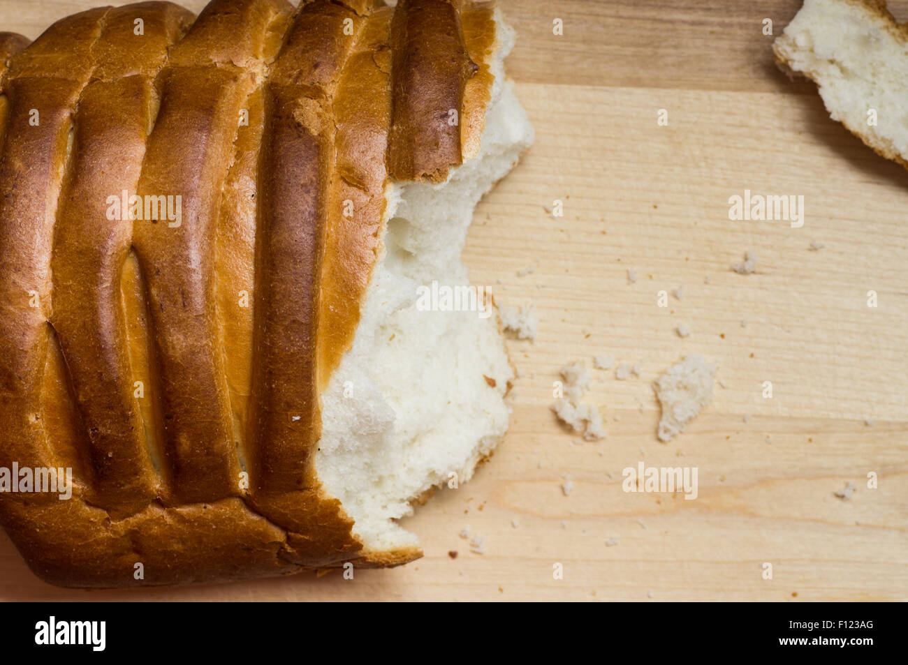 Brechen Sie ein Stück Brot-Draufsicht Stockfoto