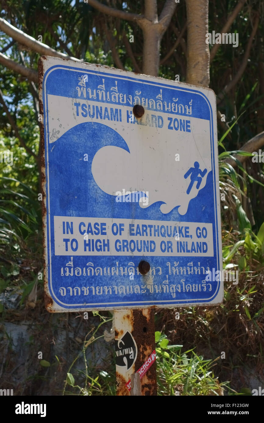 Ein Schild Warnung über Tsunamis auf Maya Beach, Koh Phi Phi, Februar 2015 nach den Zerstörungen des Jahres 2005 Stockfoto