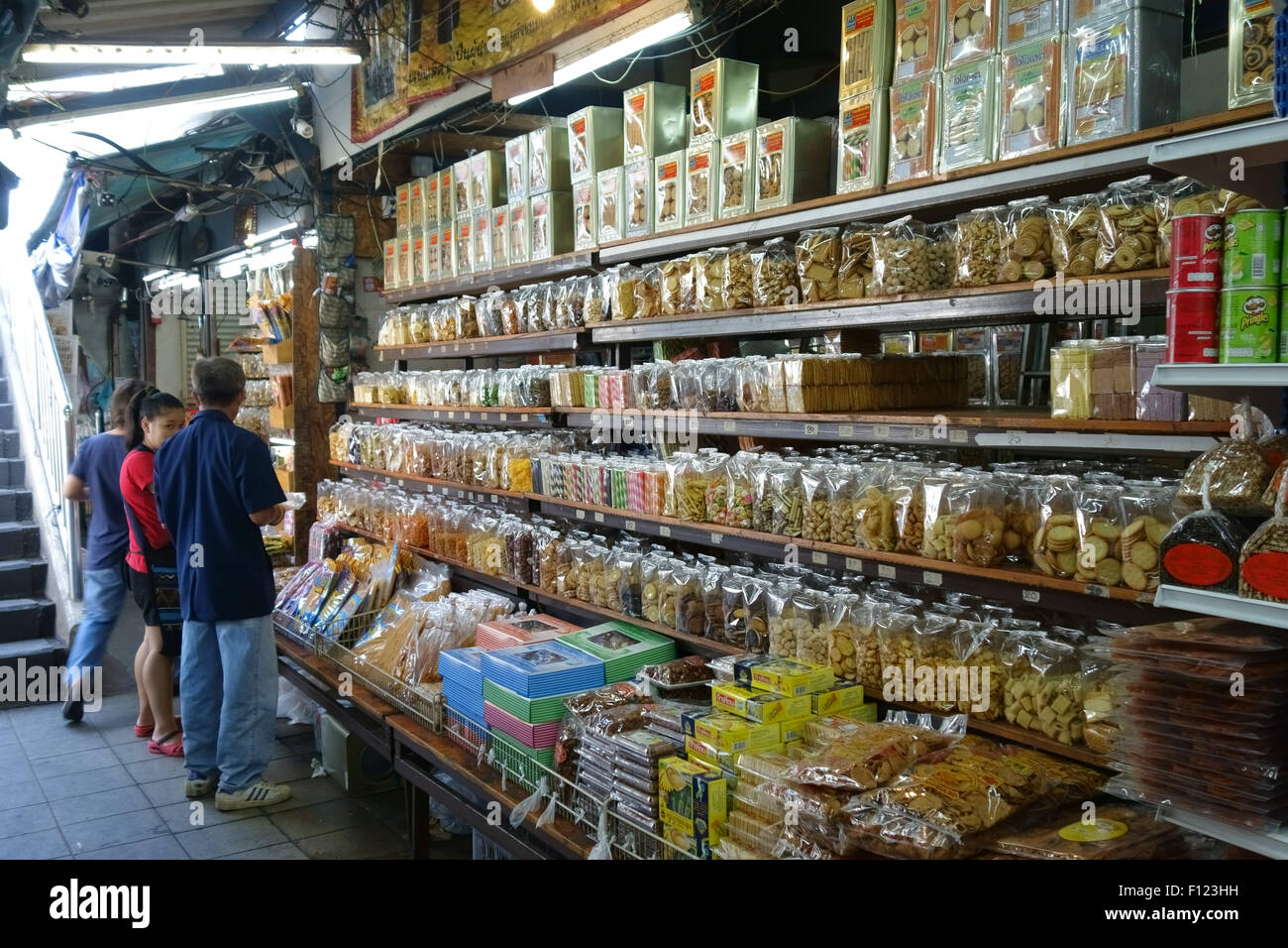 Eine Vielzahl von Produkten in Paketen, Kisten und Gläser in einem Stall in einen Lebensmittelmarkt Bangkok, Thailand Stockfoto