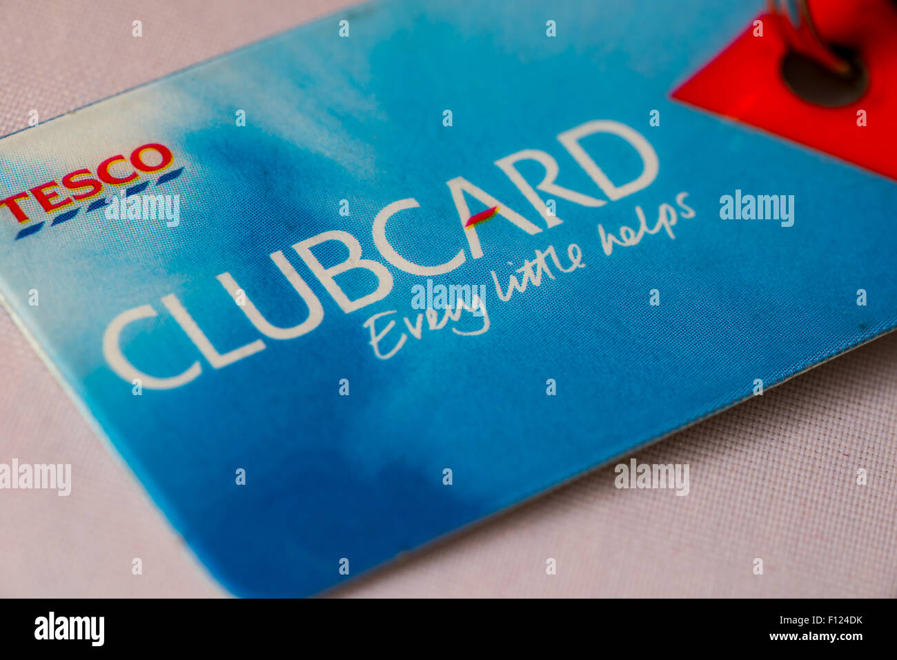 Ein Tesco Clubcard-Schlüsselanhänger, die gescannt wird, beim Kauf von waren oder Benzin für Tesco-Treueprogramm Stockfoto