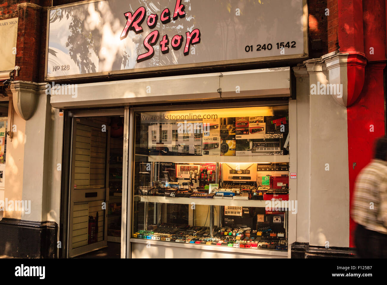 Rock-Stop-Musik-Equipment-Shop, Denmark Street (aka Tin Pan Alley), Soho, London, England, UK, Vereinigtes Königreich. Stockfoto