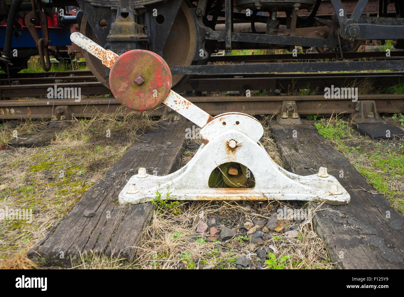 Alt manuell betrieben Eisenbahn Zug Track Punkte Hebel, einen Zug dahinter. Stockfoto