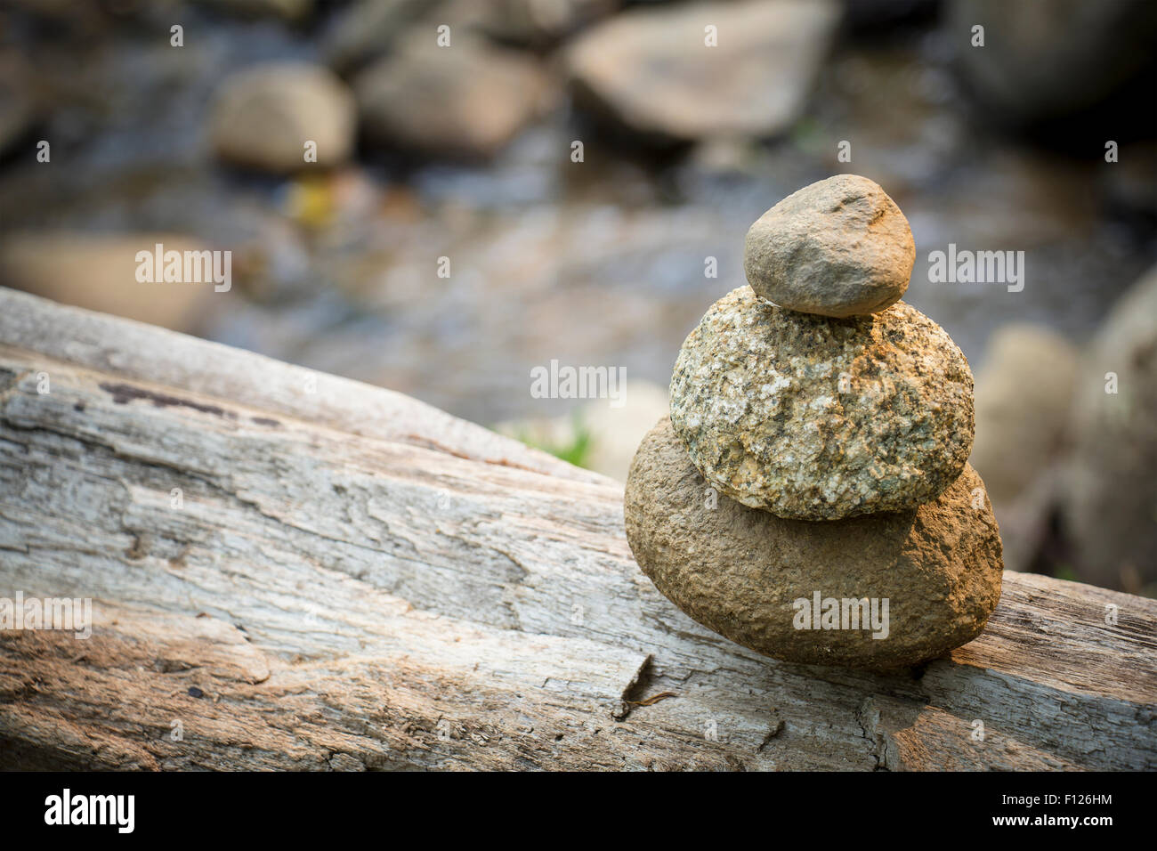 Zen Stone über einen laufenden Stream-Hintergrund Stockfoto
