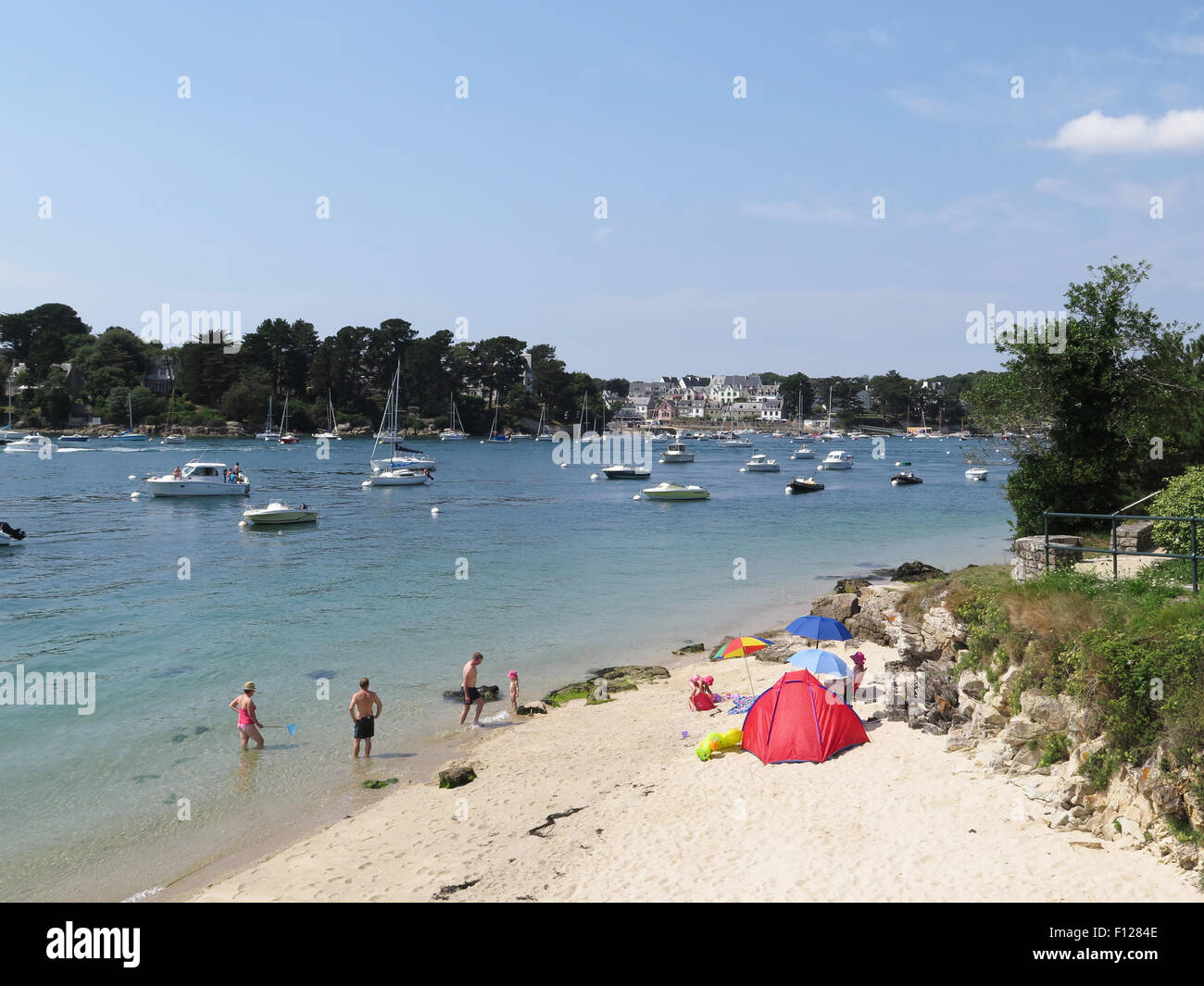 Bénodet: Strand & Sonnenschirmen Stockfoto