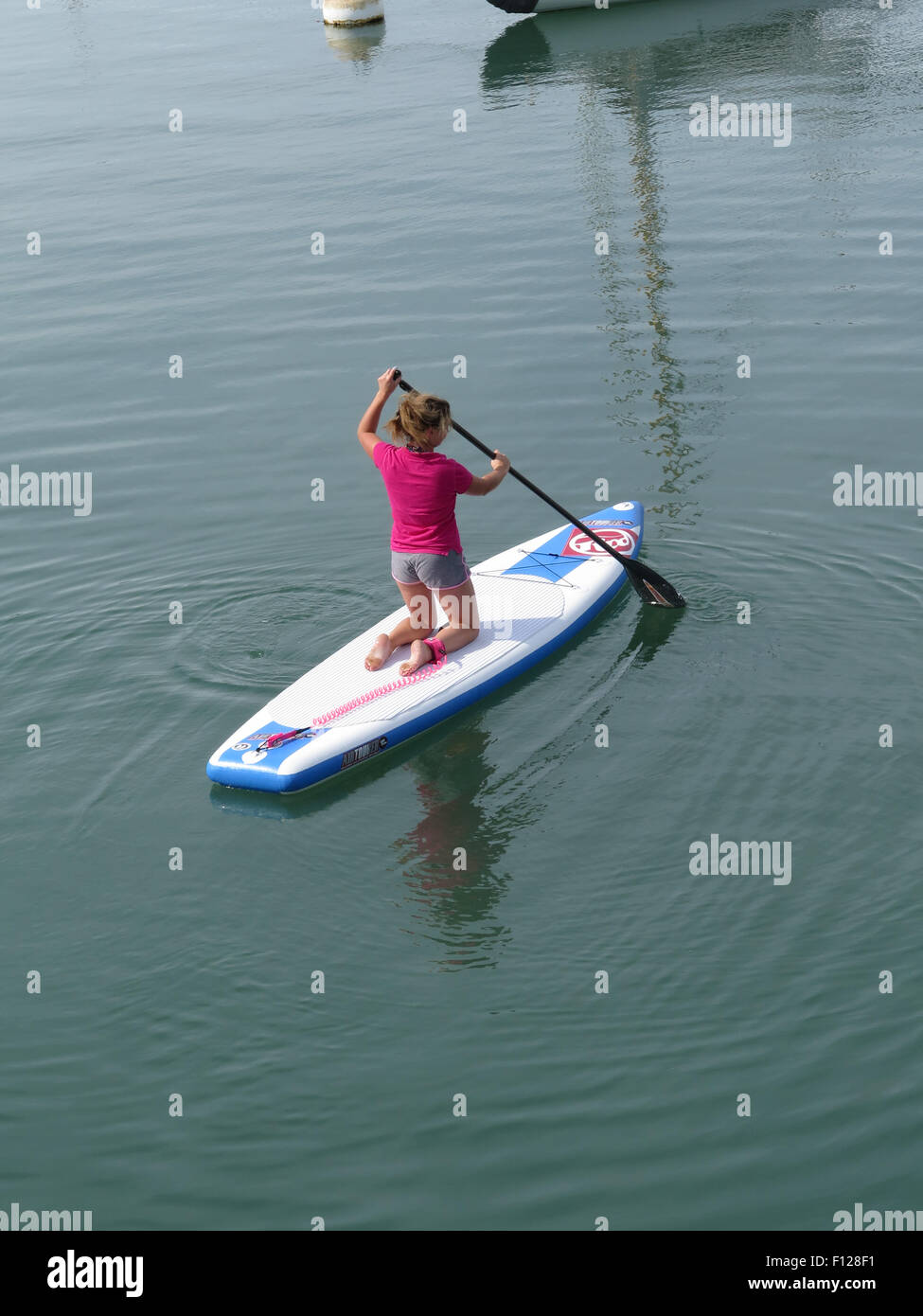 La Trinité-Sur-Mer: Mädchen-paddle-boarding Stockfoto