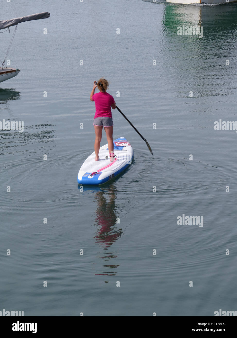 La Trinité-Sur-Mer: Mädchen-paddle-boarding Stockfoto