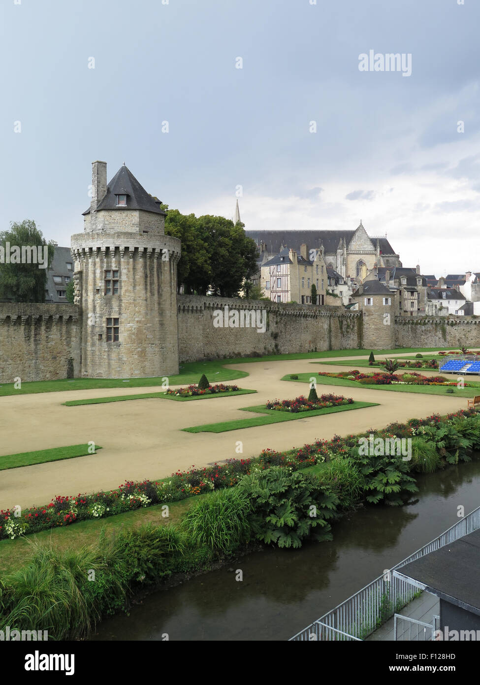 Vannes: Garten des Château de l'Hermine, Stadtmauer & Tour du Connétable Stockfoto