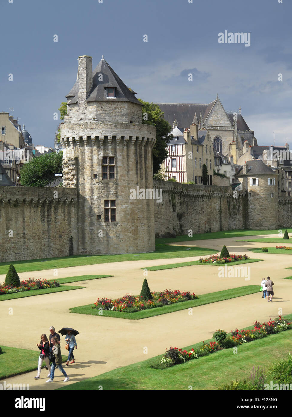Vannes: Garten des Château de l'Hermine, Stadtmauer & Tour du Connétable Stockfoto