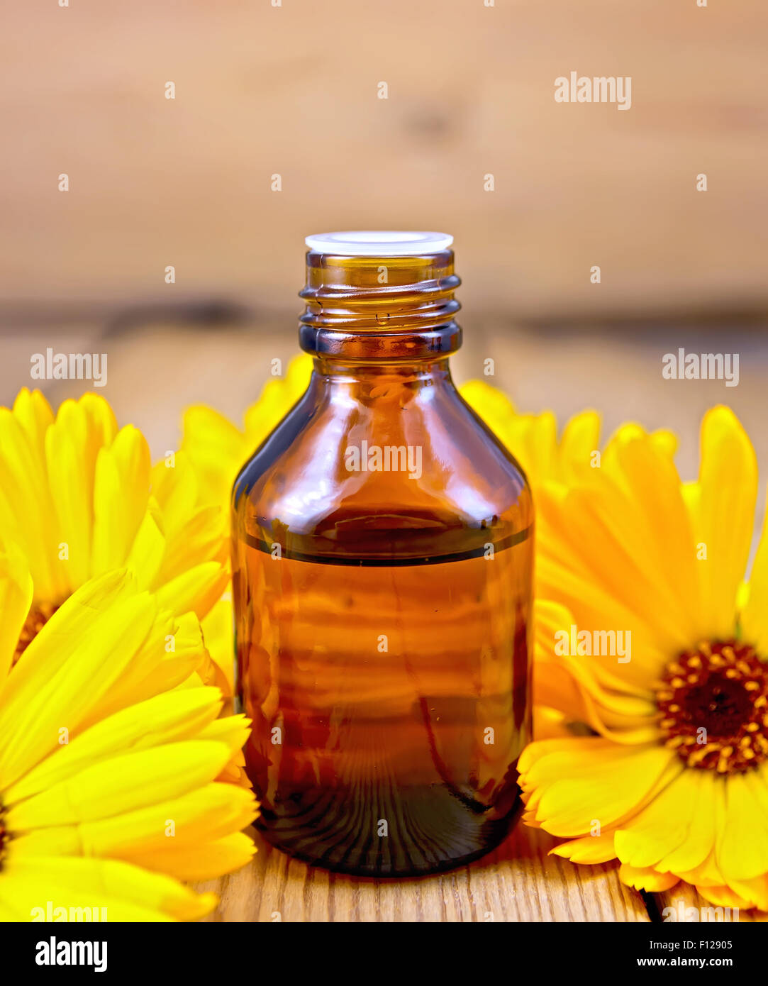 Öl mit Calendula an Bord Stockfoto