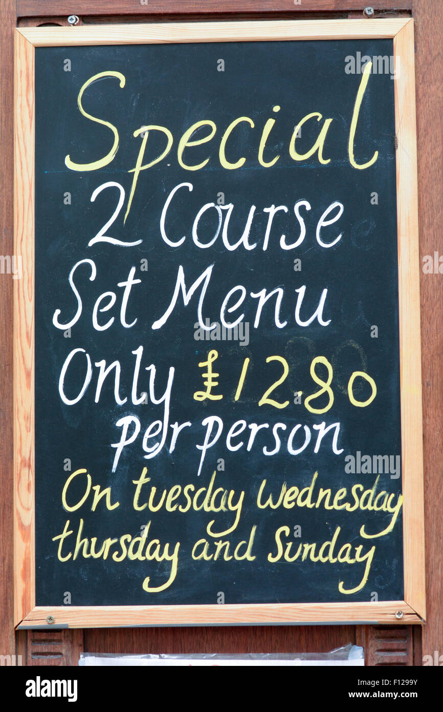 Restaurant-Specials zu unterzeichnen "2-Gänge-Menü nur £12,80 pro Person set" an bestimmten Tagen in Totnes, Devon, England Stockfoto