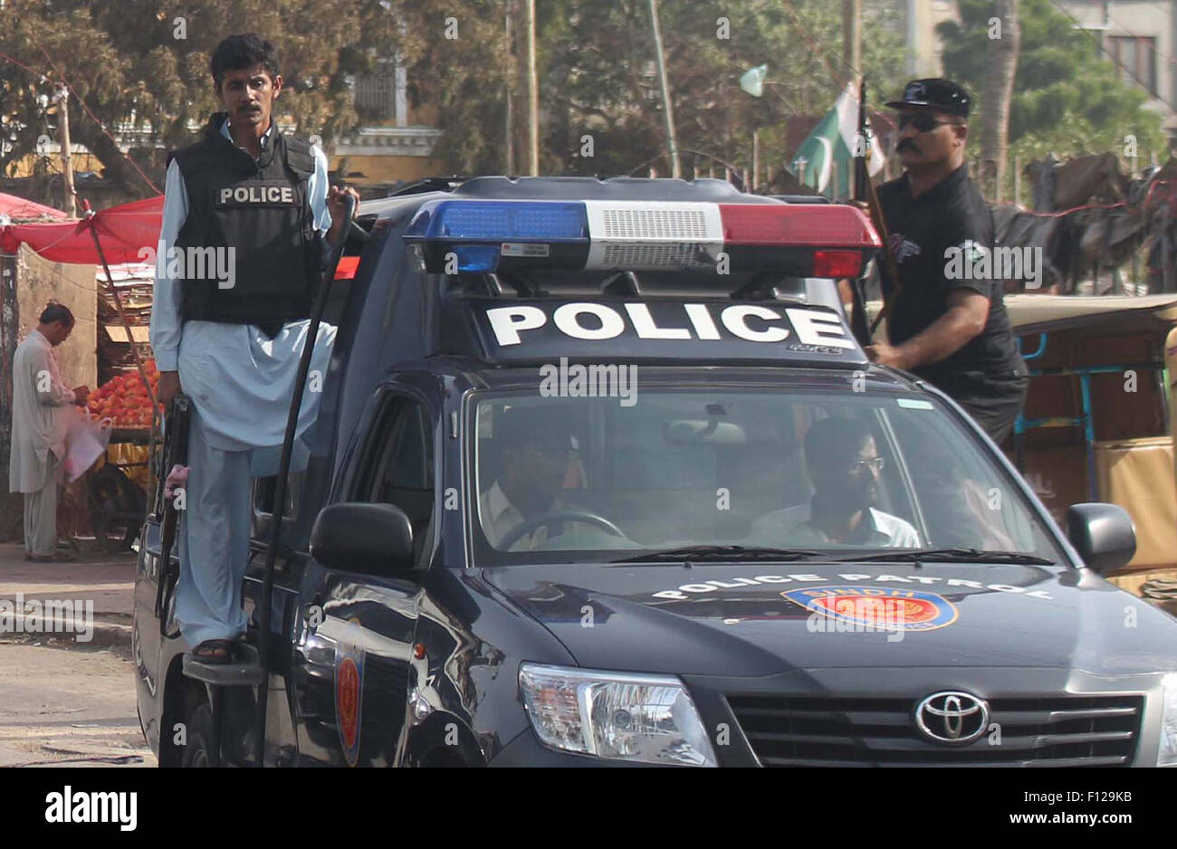 Polizei-Personal zivile Kleider tragen patrouillieren durch die Straßen von Saddar Bereich wie ein Verbot tragen zivile Kleider von Polizei Personal während der Dienstzeiten von CM Sindh, Karatschi auf Dienstag, 25. August 2015 für 90 Tage auf verhängt wurde. Stockfoto