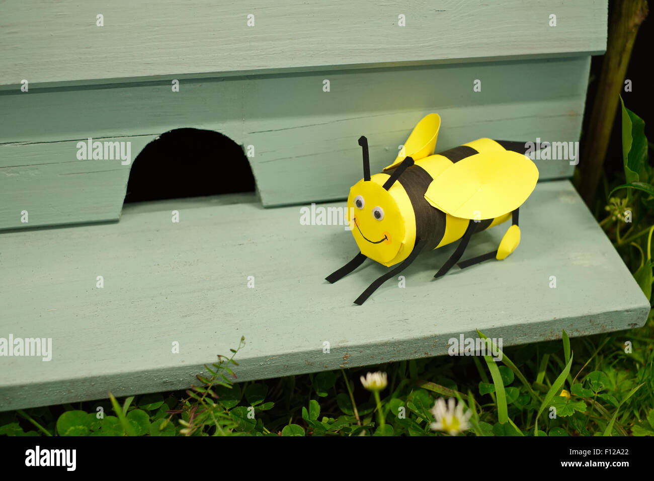 Ein Lächeln auf den Lippen Papier Modell Bee draußen ein Flugloch - Dorf Show Ausstellung Stockfoto