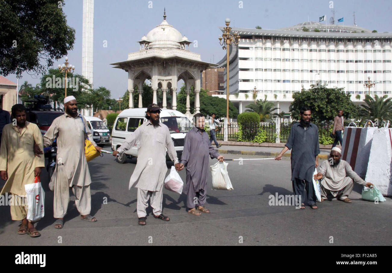 Deaktivieren Sie Jalousien Personen Mall Weg zu blockieren, wie sie protestieren gegen die Arbeitslosigkeit während der Demonstration vor Punjab Montagehalle in Lahore auf Dienstag, 25. August 2015. Stockfoto