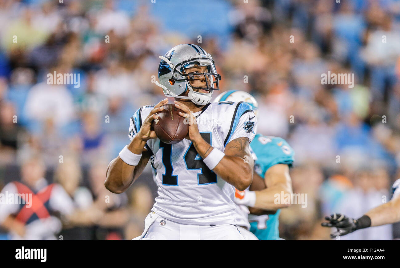 Charlotte, NC, USA. 22. August 2015. Carolina Panthers Quarterback Joe Webb #14 fällt zurück in einem Spiel gegen die Miami Dolphins 22. August 2015, bei Bank of America Stadium in Charlotte, North Carolina weiterzugeben. Die Panthers besiegten die Delphine 31-30. Margaret Bowles/CSM/Alamy Live-Nachrichten Stockfoto