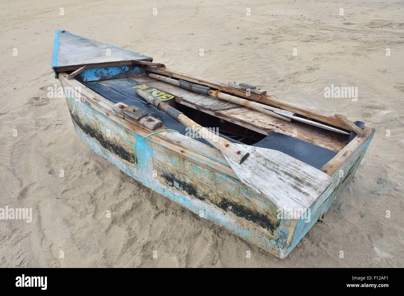 Diese alte, unsichere Fischerboot am Strand von Inhambane, Mosambik liegen ist im täglichen Einsatz. Stockfoto