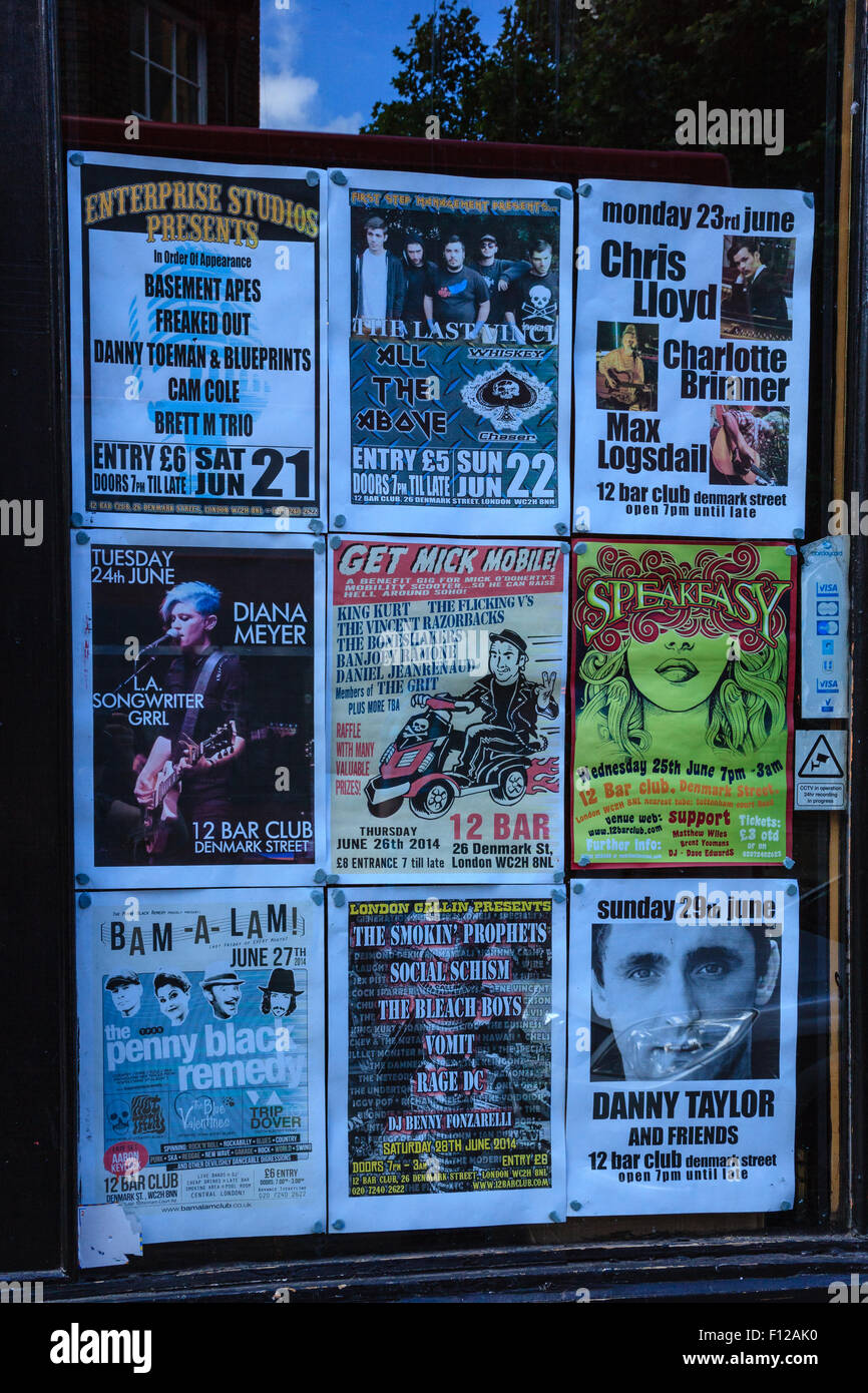 Plakate in einem Schaufenster in Denmark Street, Soho, London, auch bekannt als Tin Pan Alley Stockfoto