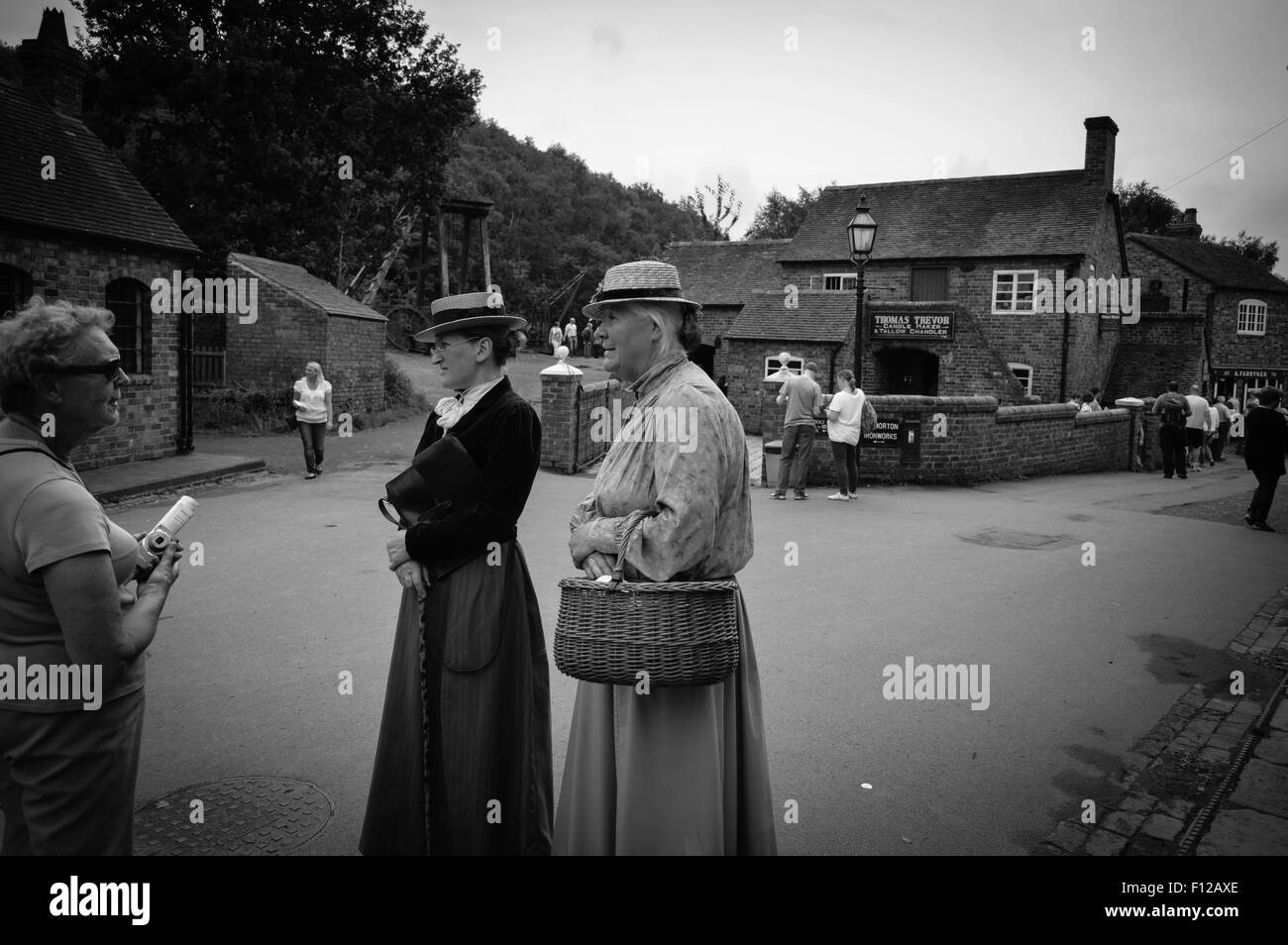 Frauen in der viktorianischen Kleidung im Blists Hill Victorian Town Museum. Eine Frau ist ein alter Lehrer. Stockfoto