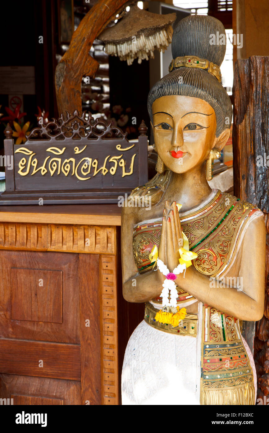 Herzlich Willkommen im thai-Wort auf Holz Stück mit Thai-Frau Skulptur für Sawasdee willkommen ...