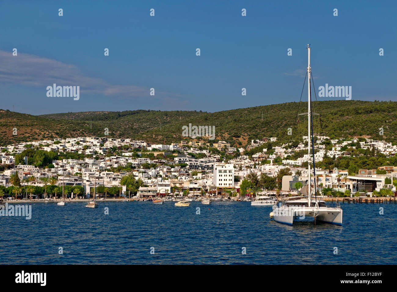 Katamaran und Yacht Verankerungen in der East Bay in Bodrum Stadt, Provinz Muğla, Türkei Stockfoto