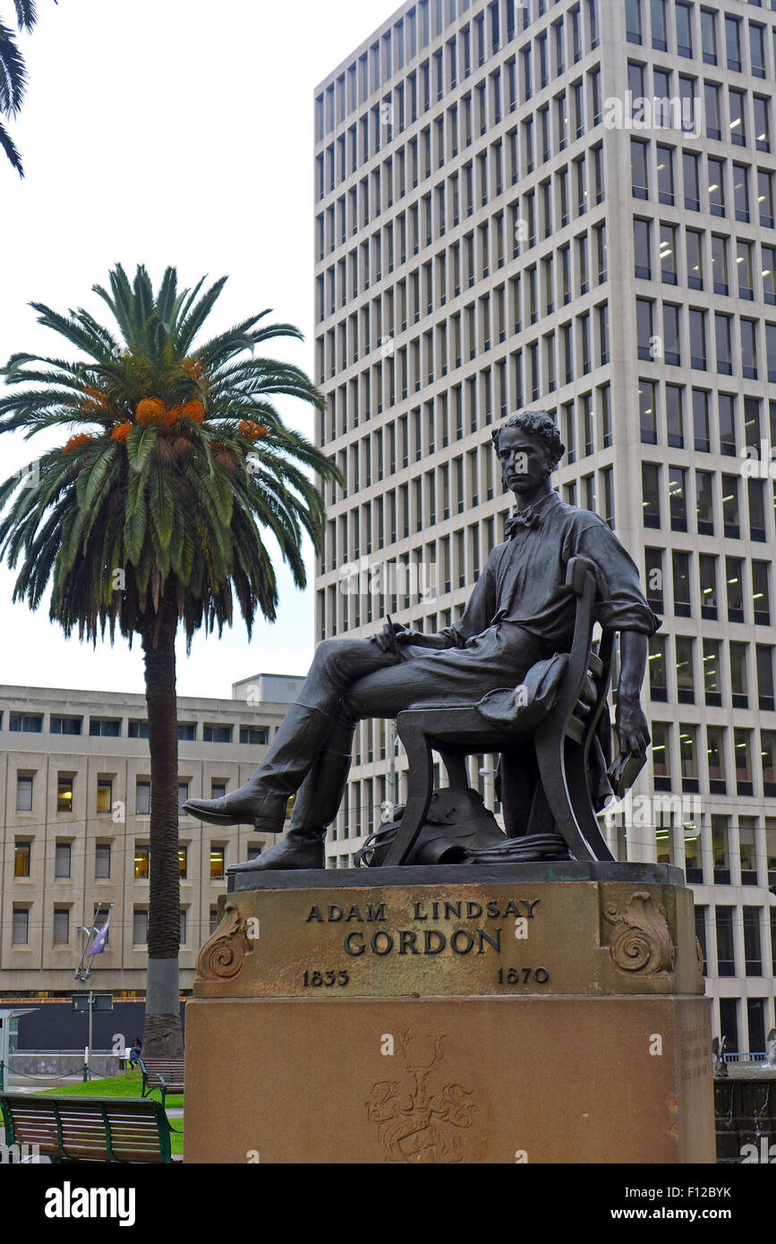 Die Adam Lindsey Bronzestatue geformt von Paul Montfort steht auf Gordon Reserve Spring Street Melbourne Australien Stockfoto