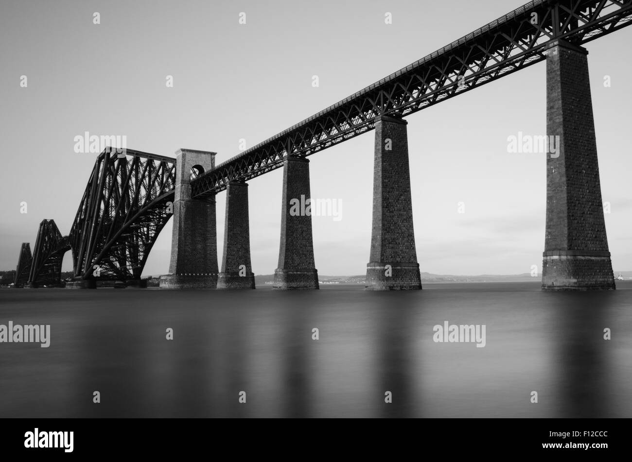 Belichtung schwarz & weißen Erfassung von Forth Bridge Stockfoto
