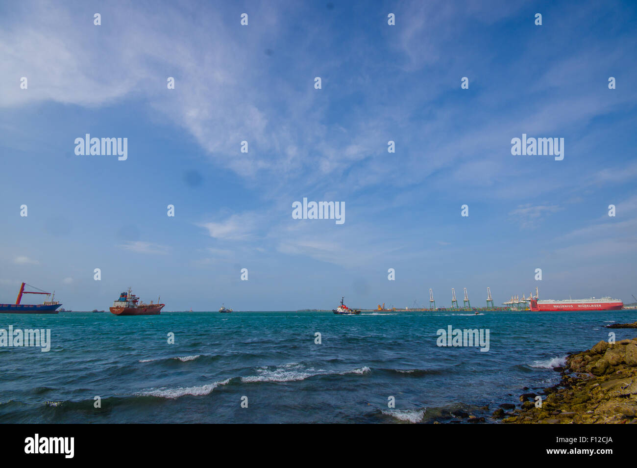 Boote, die über die Wiedergutmachung neben den Panama-Kanal Stockfoto