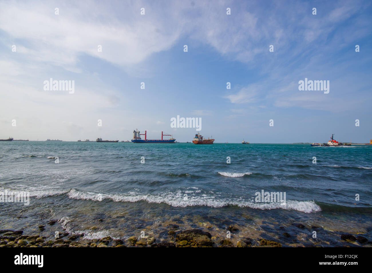 Boote, die über die Wiedergutmachung neben den Panama-Kanal Stockfoto