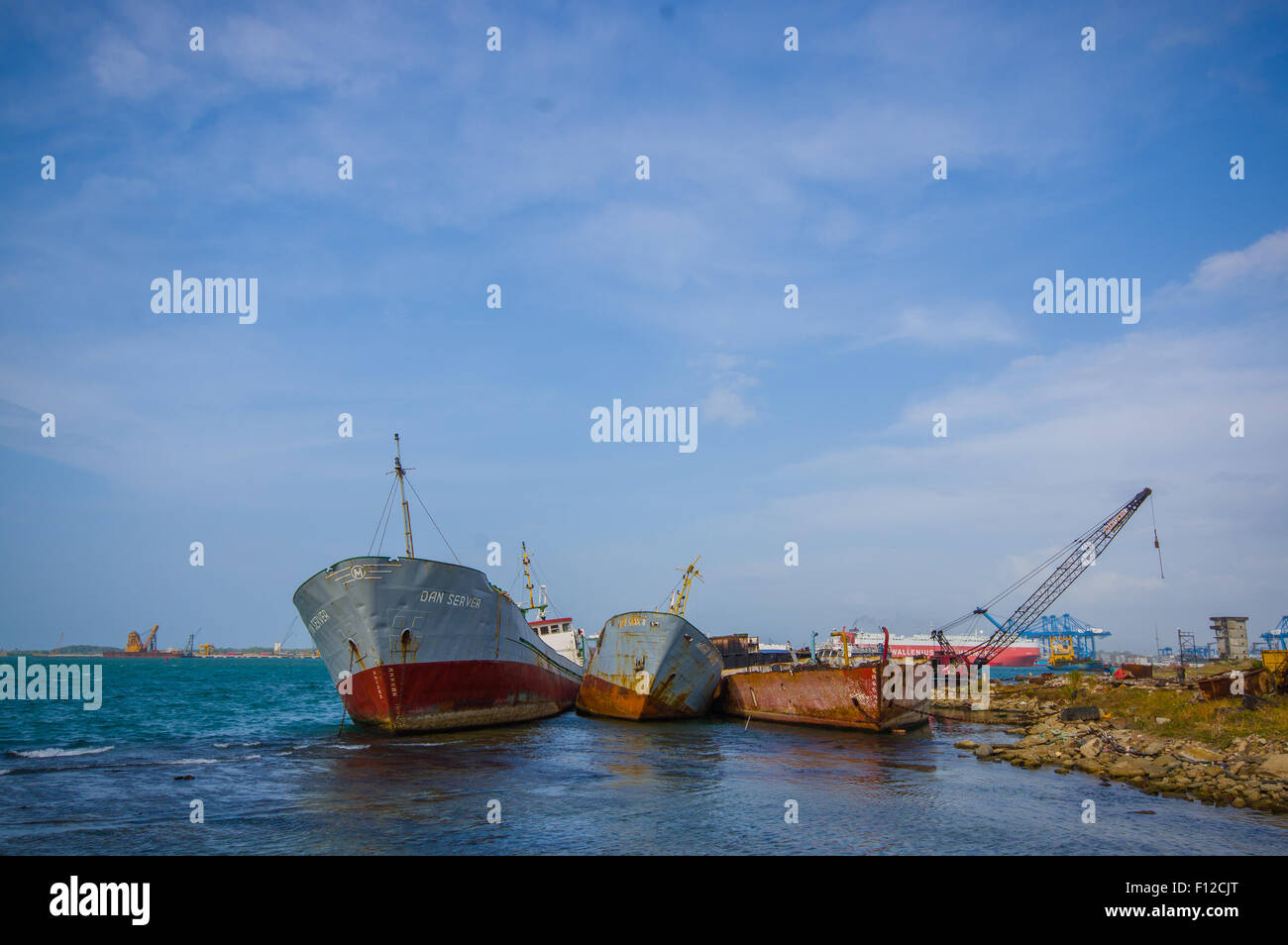 Boote, die über die Wiedergutmachung neben den Panama-Kanal Stockfoto