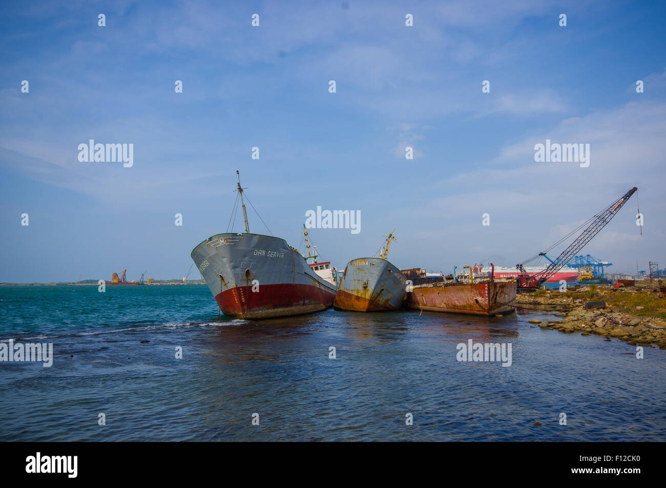 Boote, die über die Wiedergutmachung neben den Panama-Kanal Stockfoto