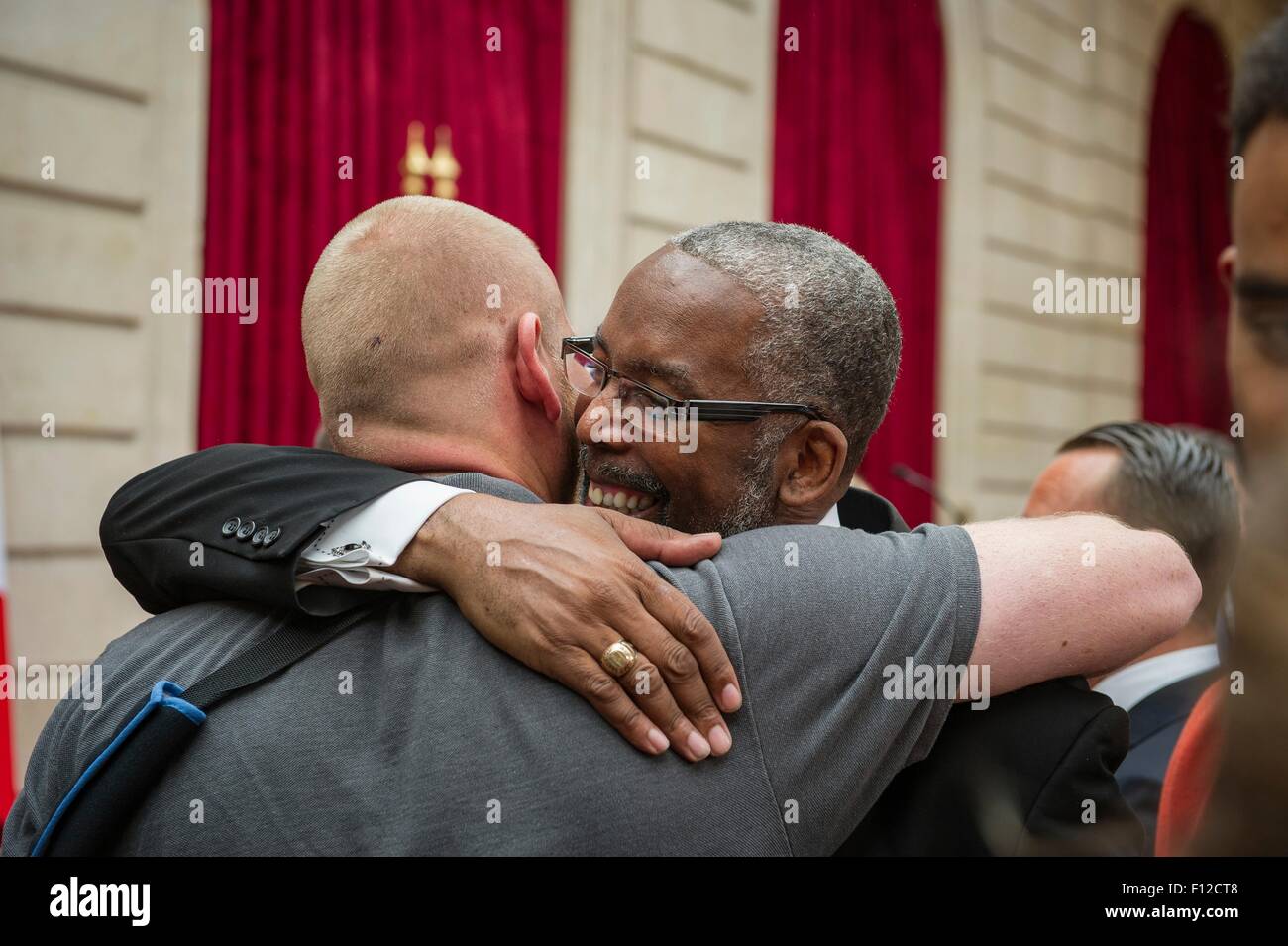 Paris, Frankreich. 24. August 2015. Anthony Sadler Sr. Dank US-Flieger 1. Klasse Spencer Stein folgt eine Zeremonie der Verleihung der Ehrenlegion im Elysée-Palast 24. August 2015 in Paris, Frankreich. Stein mit Freunden, Aleksander Skarlatos, Anthony Sadler, Jr. und britischer Geschäftsmann Chris Norman schlossen sich zusammen in ein Terror-Anschlag auf die High-Speed-Thalys-Züge von einem Amokläufer zu unterwerfen. Stockfoto