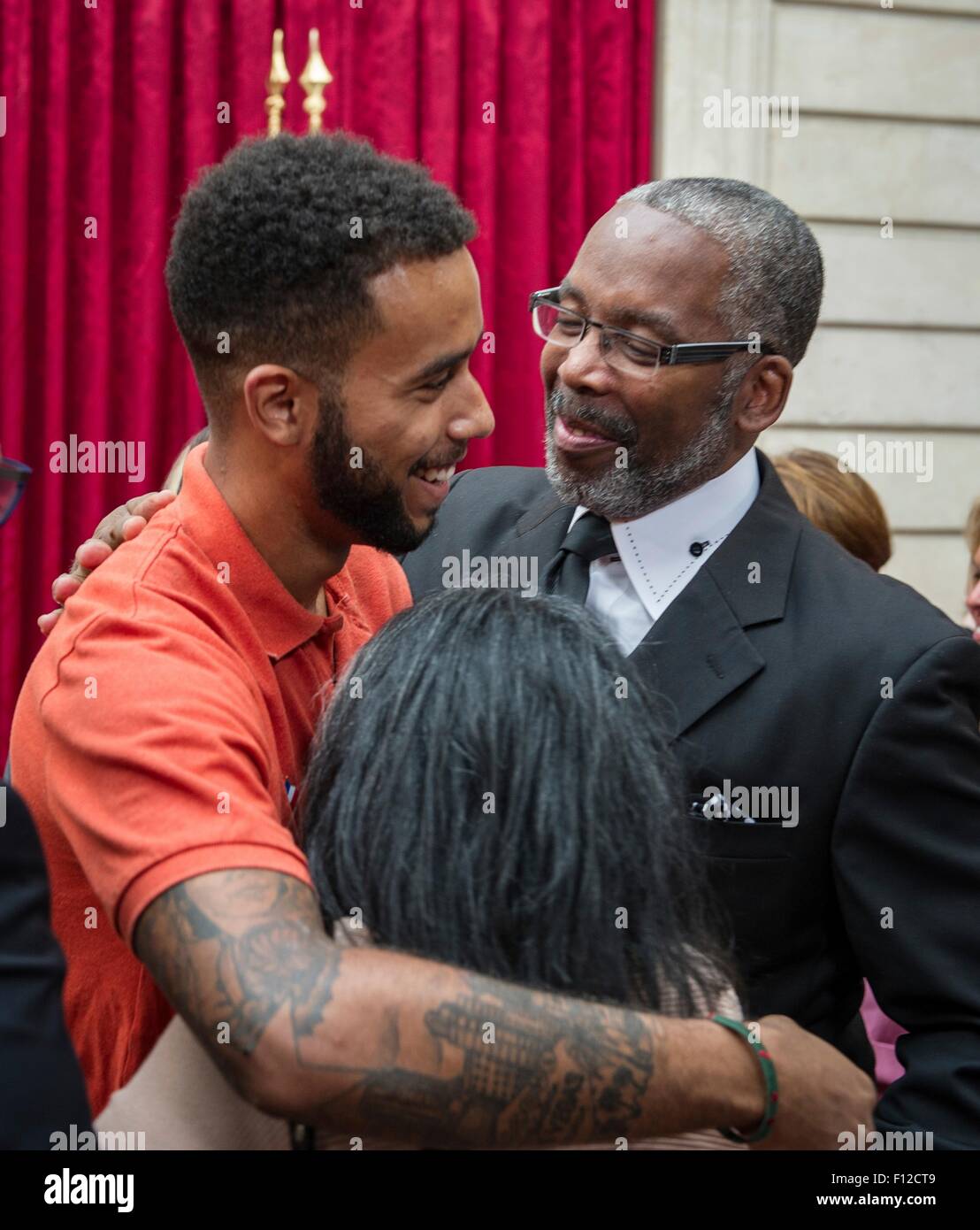 Paris, Frankreich. 24. August 2015. Anthony Sadler Jr. grüßt seine Familie nach einer Zeremonie der Verleihung der Ehrenlegion im Elysée-Palast 24. August 2015 in Paris, Frankreich. Sadler mit Freunden, Aleksander Skarlatos, Spencer Stone und britischer Geschäftsmann Chris Norman schlossen sich zusammen in ein Terror-Anschlag auf die High-Speed-Thalys-Züge von einem Amokläufer zu unterwerfen. Stockfoto