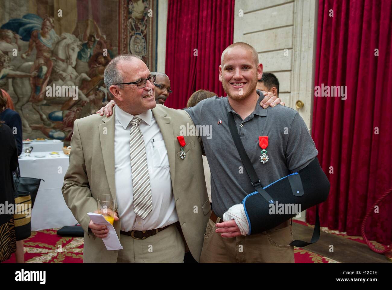 Paris, Frankreich. 24. August 2015. US Air Force Airman 1st Class Spencer Stein, rechts, mit britischen Geschäftsmann Chris Norman, nachdem sie in einer Zeremonie im Elysée-Palast der Ehrenlegion, 24. August 2015 in Paris, Frankreich ausgezeichnet wurden. Stein mit Freunden, Aleksander Skarlatos und Anthony Sadler, stiess Norman ein Terror-Anschlag auf die High-Speed-Thalys-Züge von einem Amokläufer zu unterwerfen. Stockfoto