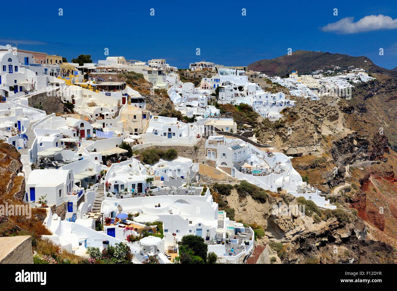 Eine Ansicht der weiß getünchten Unterkunft im Dorf Oia Santorini Griechenland Stockfoto