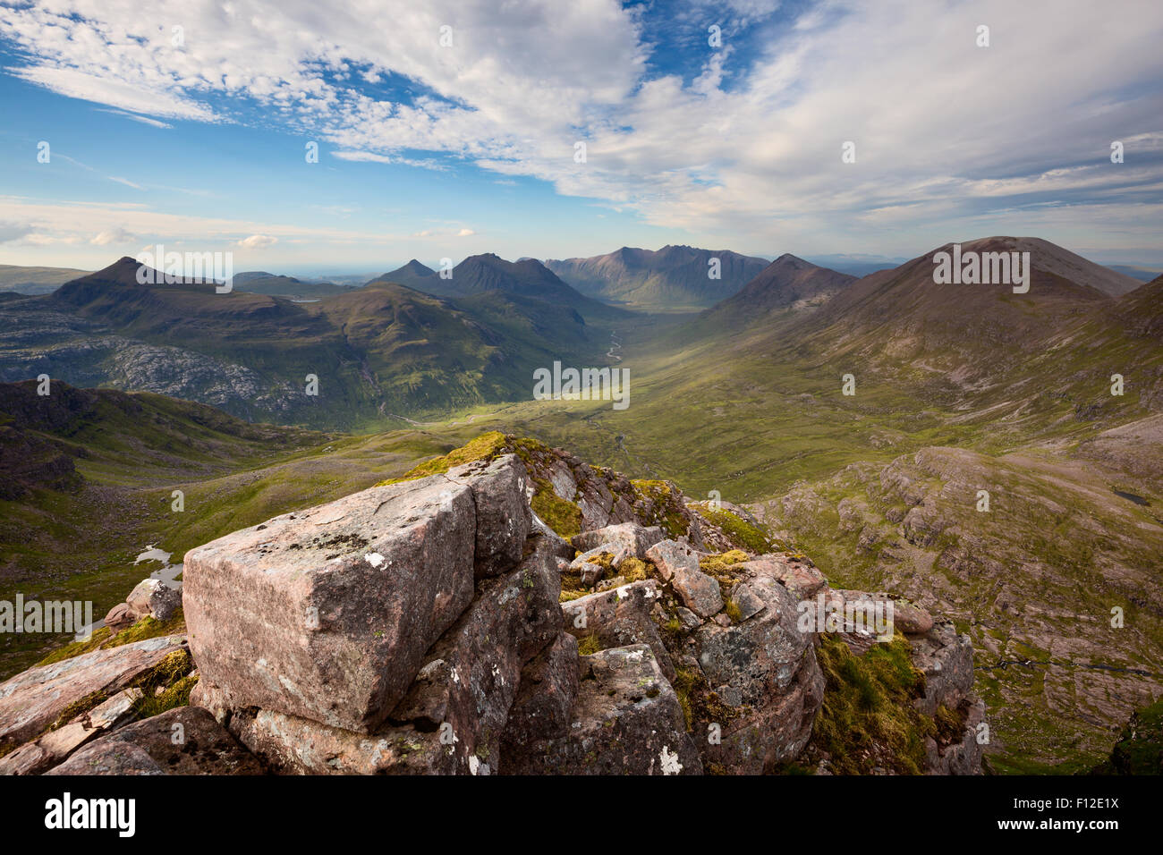 Blick auf Gleann Na Muice aus Beinn Tarsuinn, Fisherfield Wald. Stockfoto