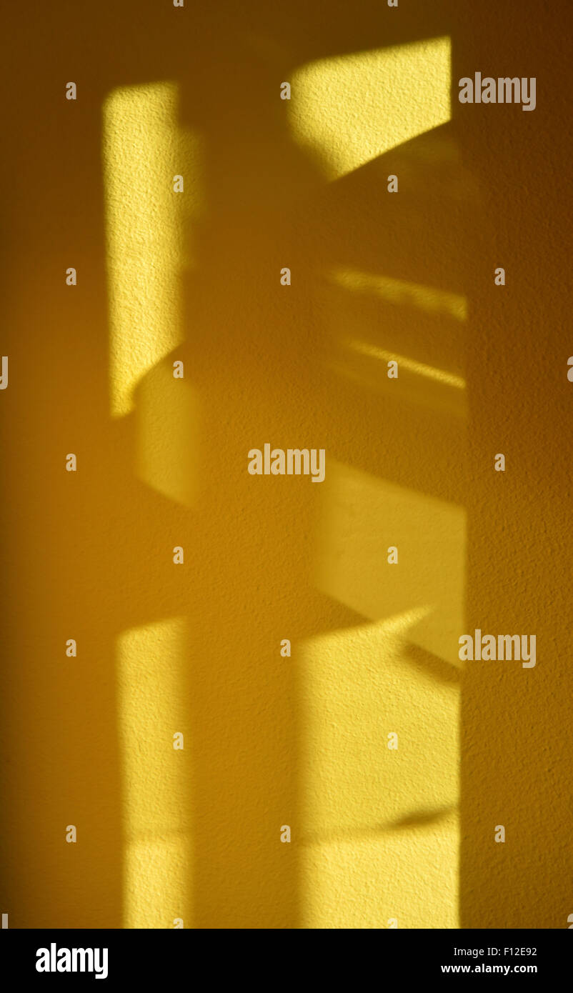 Schatten auf gelbe Wand. Stockfoto