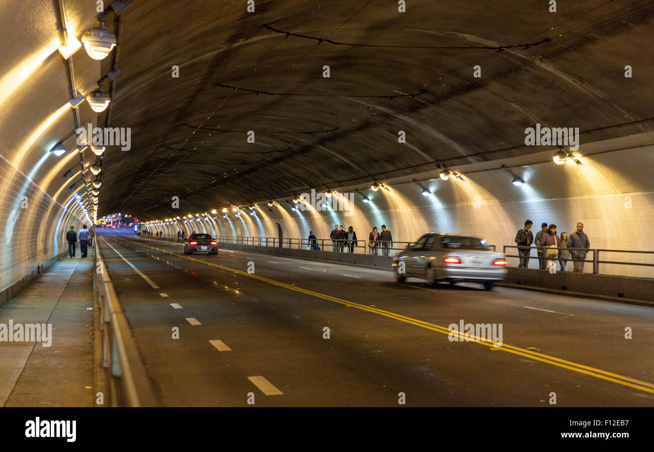 Fußgänger und Autos bewegen sich in einer Unschärfe durch den Stockton St Tunnel in San Francisco, Kalifornien Stockfoto