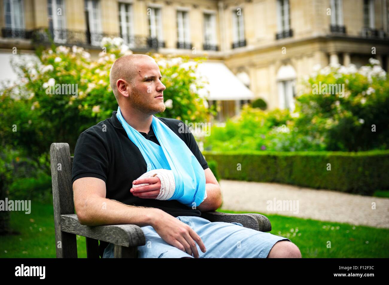 Paris, Frankreich. 24. August 2015. US-Flieger Spencer Stone sitzt im Garten der Residenz Botschafter 23. August 2015 in Paris, Frankreich. Stein zusammen mit Freunden Anthony Sadler, Aleksander Skarlatos und britischer Geschäftsmann Chris Norman vereitelt einen terroristischen Anschlag auf einen französischen Zug. Stockfoto