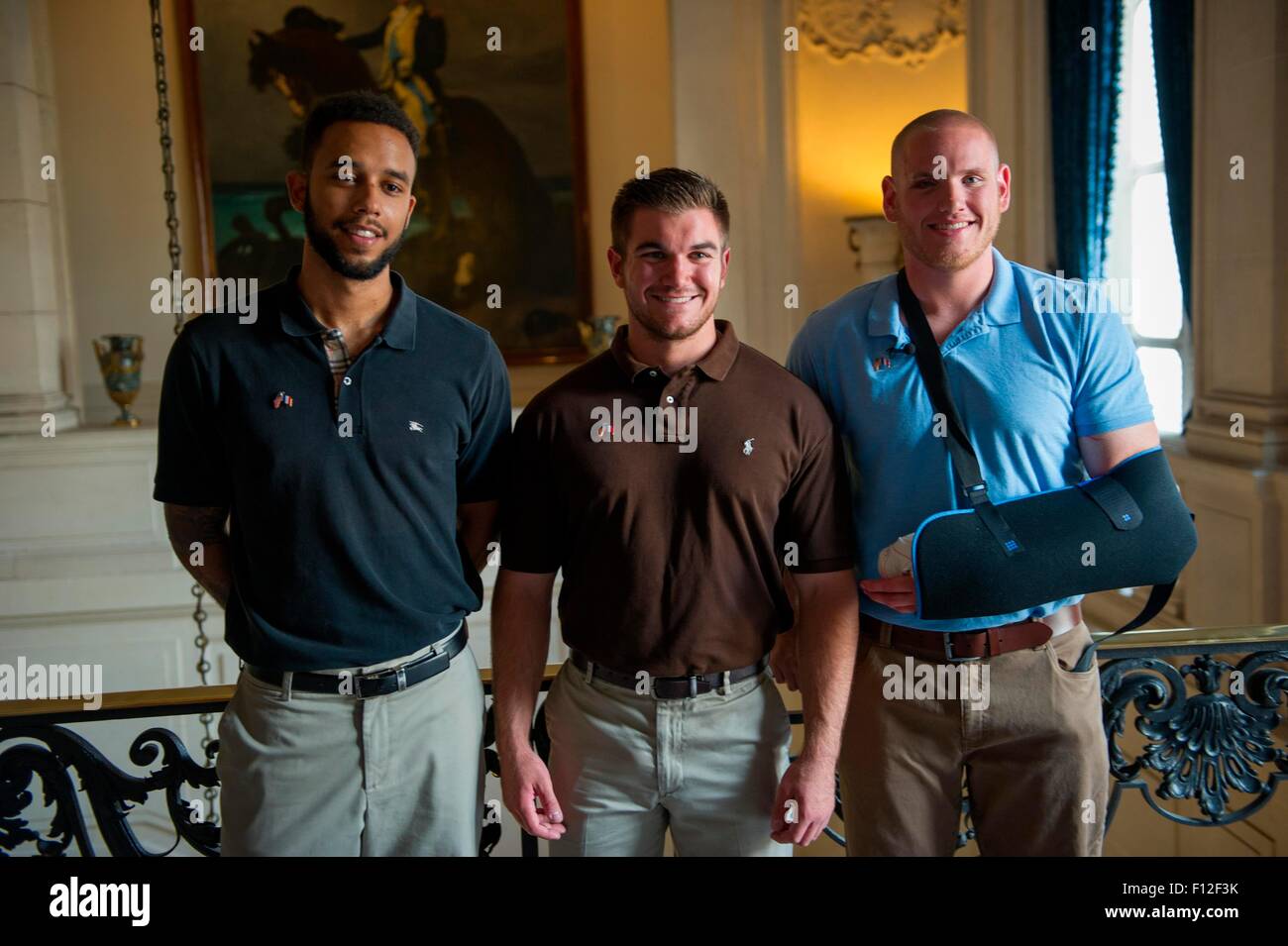 Paris, Frankreich. 24. August 2015. Anthony Sadler, Aleksander Skarlatos und Spencer Stone posieren vor einer Pressekonferenz mit Botschafter Jane Hartley in der Residenz 23. August 2015 in Paris, Frankreich. Die drei Amerikaner zusammen mit und britischer Geschäftsmann Chris Norman vereitelt einen terroristischen Anschlag auf einen französischen Zug. Stockfoto
