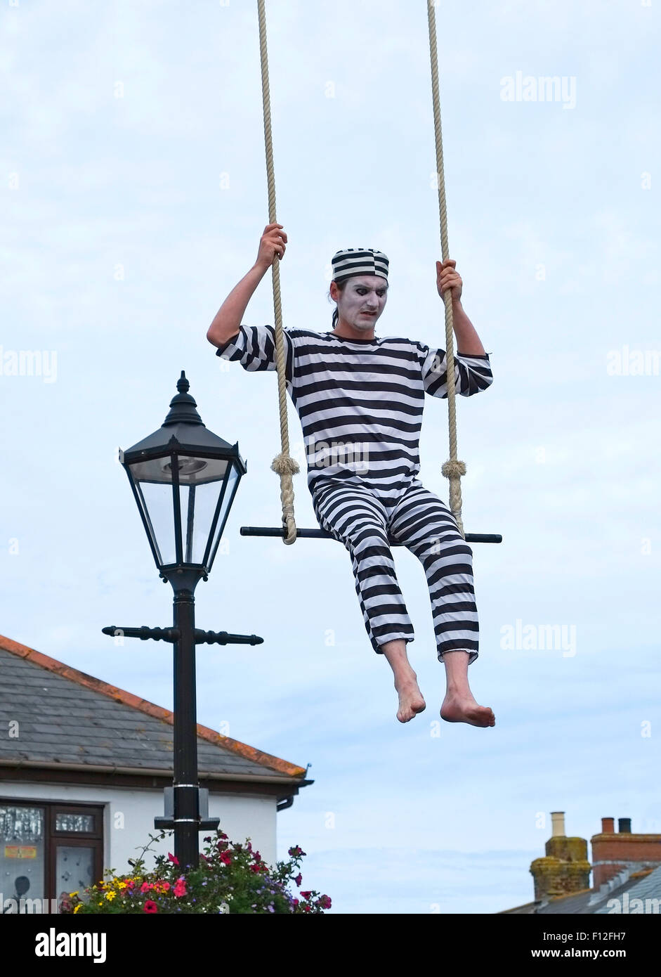Ein Trapezkünstler führt während der Lafrowda-Tage-Festival in St.Just, Cornwall, UK Stockfoto