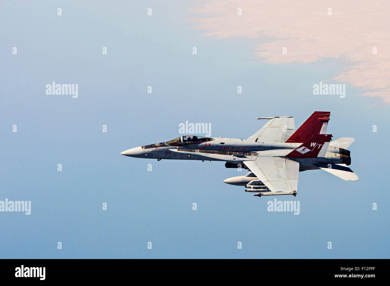 Ein US-Marinekorps F/A-18 Kampfflugzeuge bereitet aus einer Royal Canadian Air Force Refueller bei einem Kampfeinsatz 22. August 2015 in der Irakfrage tanken. Stockfoto