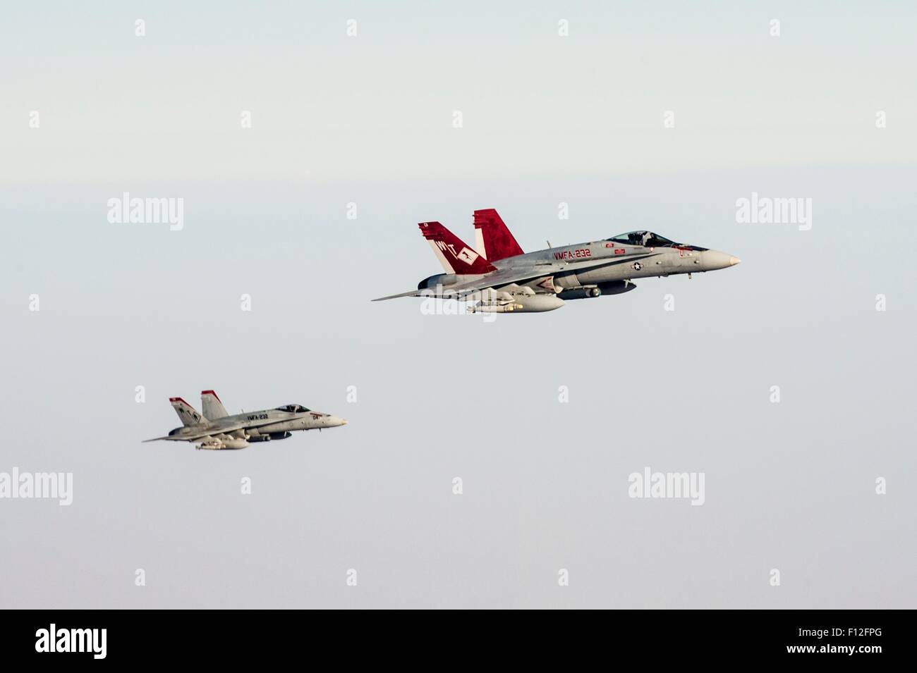 US Marine Corps F/A-18 Kampfflugzeuge fliegen in Formation, wie sie sich vorbereiten, von einem Royal Canadian Air Force Refueller bei einem Kampfeinsatz 22. August 2015 in der Irakfrage tanken. Stockfoto