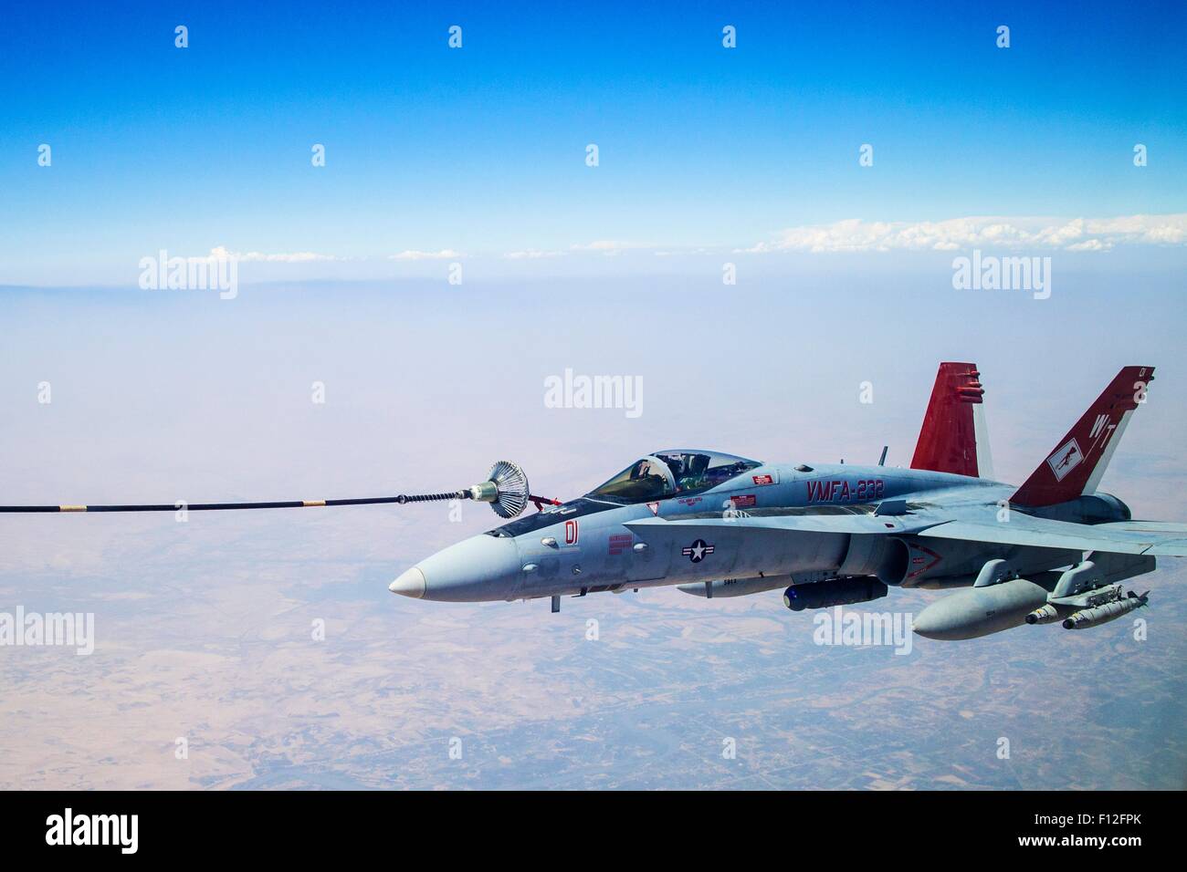 Ein US-Marinekorps F/A-18 Kampfflugzeuge tankt aus einer Royal Canadian Air Force CC-150 Polaris Refueller bei einem Kampfeinsatz 22. August 2015 über den Irak. Stockfoto