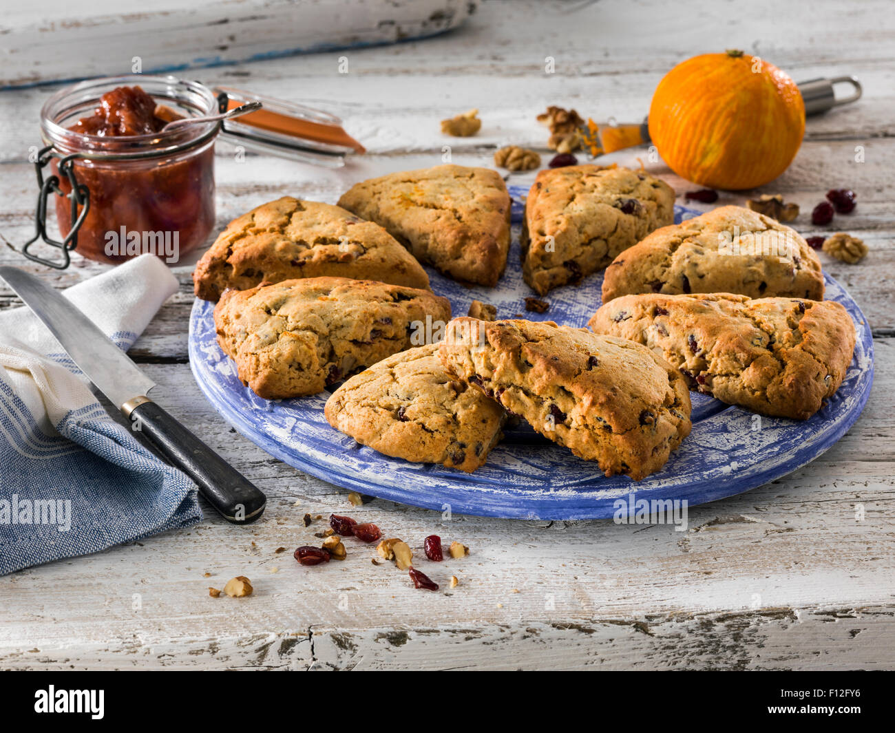 Hausgemachte agave cranberry walnuss scones -Fotos und -Bildmaterial in ...