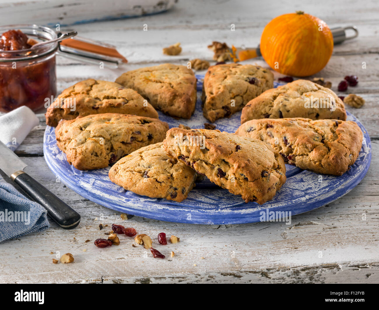 Hausgemachte agave cranberry walnuss scones -Fotos und -Bildmaterial in ...