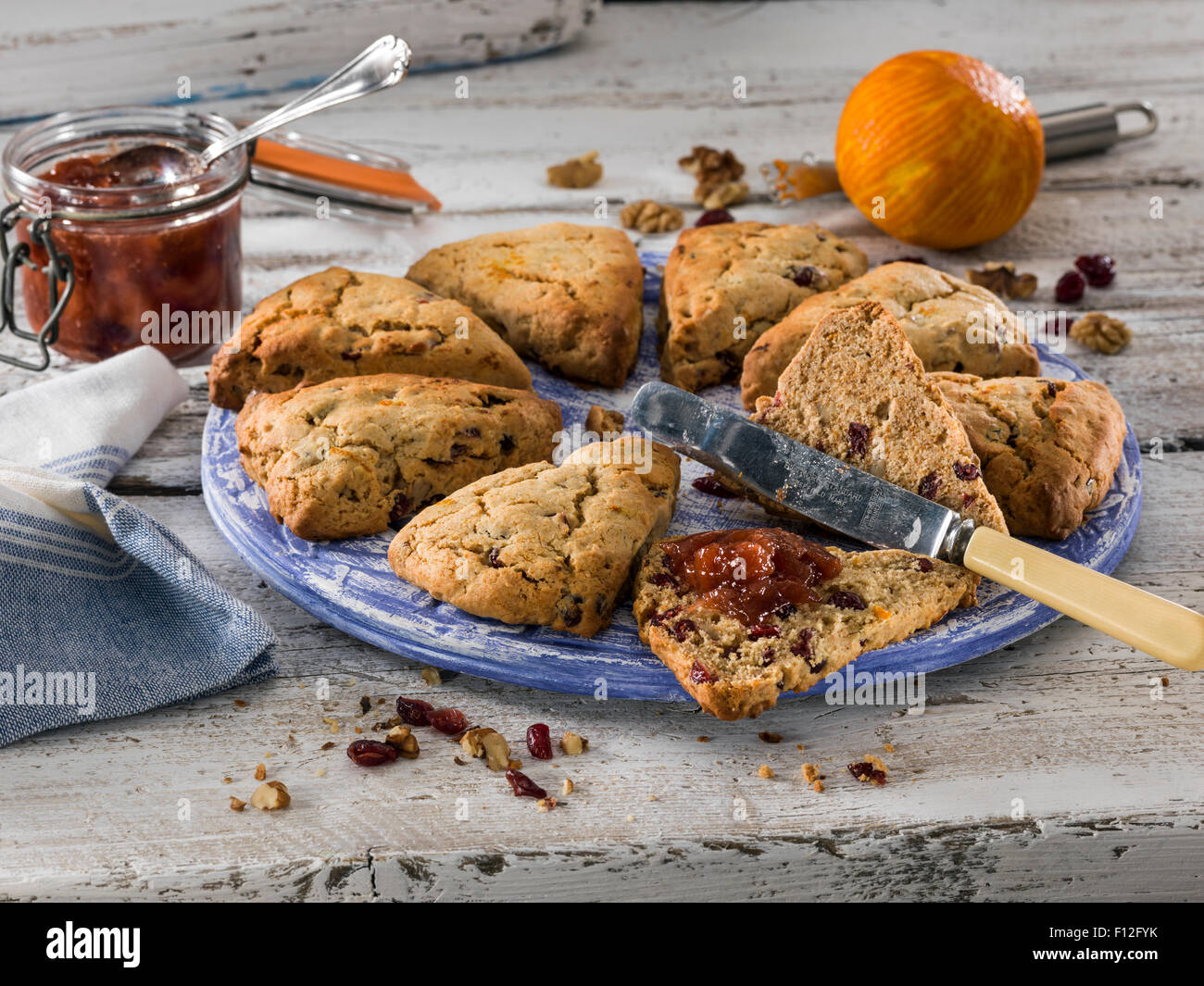 Hausgemachte agave cranberry walnuss scones -Fotos und -Bildmaterial in ...